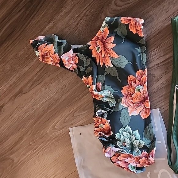 Cupshe swimsuit - Picture 2 of 5